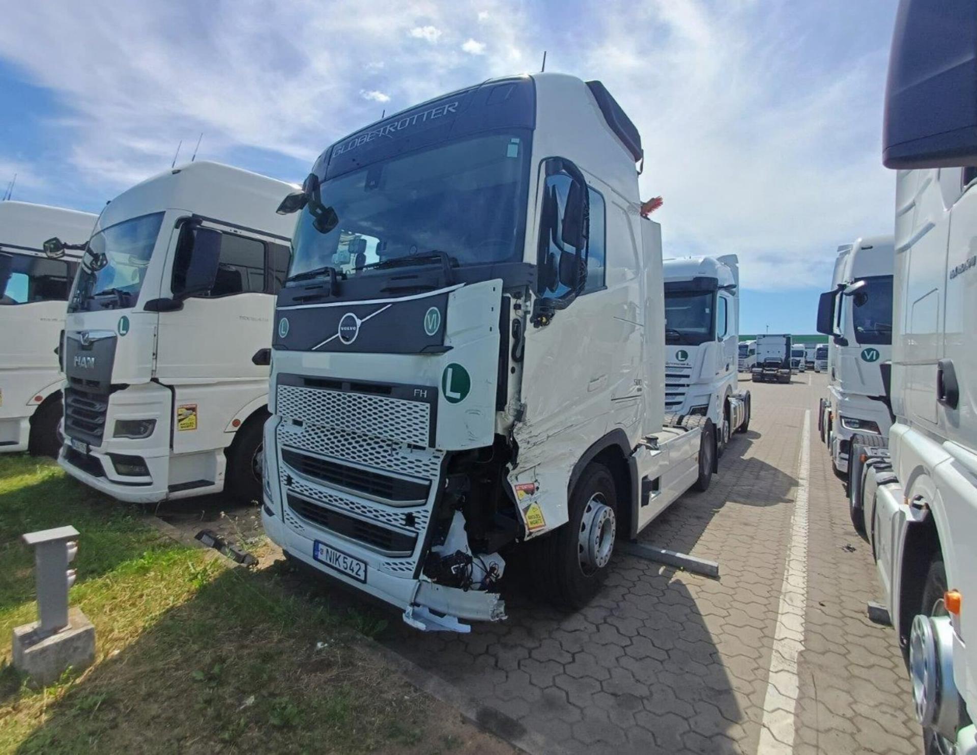 b6fc19a9b322a644b00565e3e382060c 2025 Volvo FH 500 Globetrotter XL Retarder i-ParkCool Adaptive Cruise Control Side Skirts
