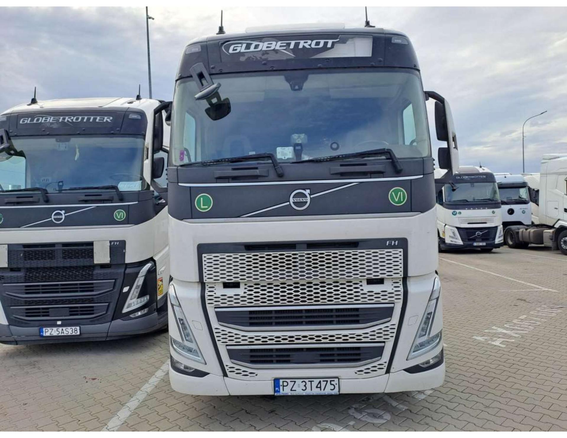 44d86046a84358e12b75e4660c05b32c 2023 Volvo FH 460 Globetrotter XL i-Save Side Skirts