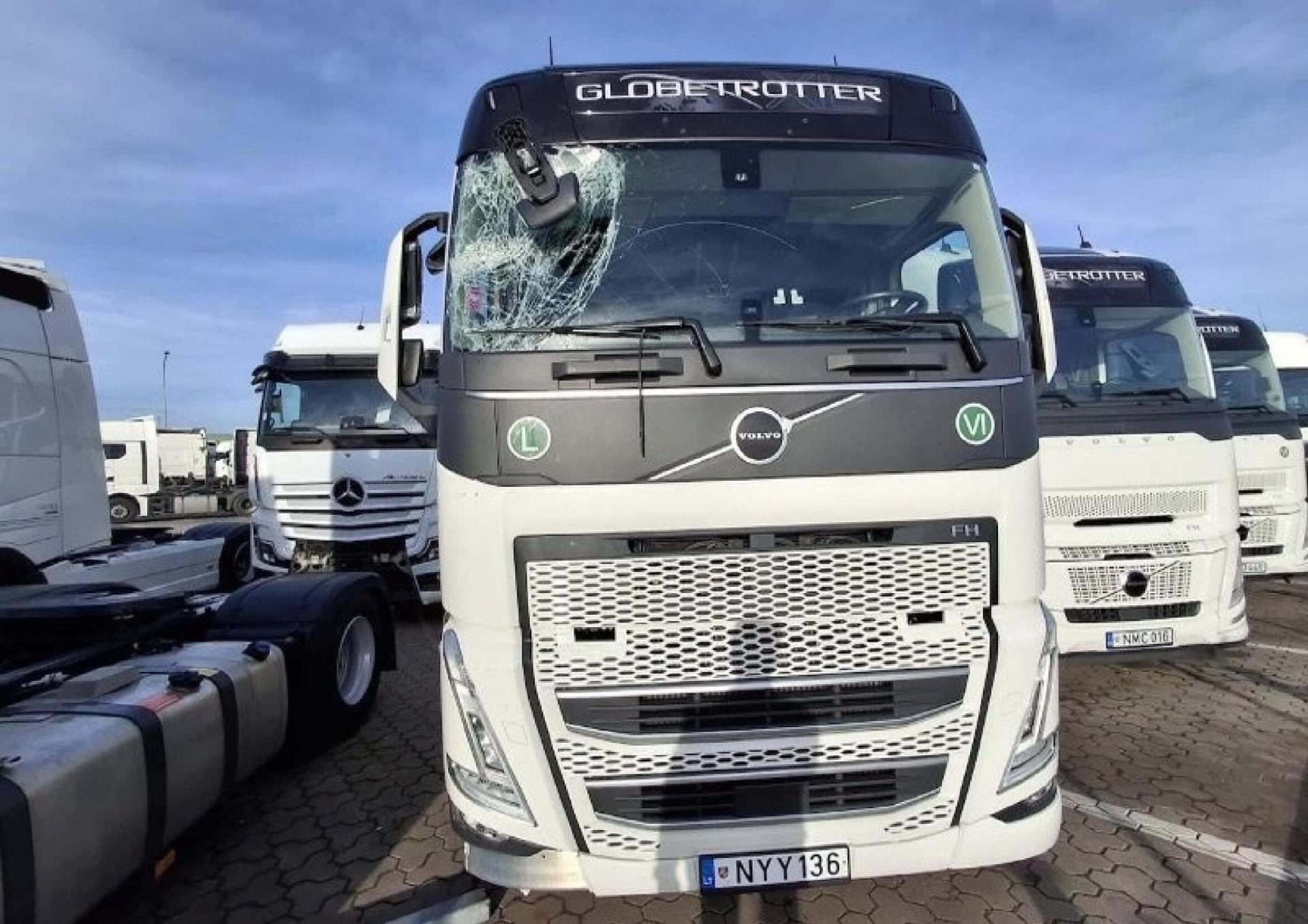4e79bd95ecd34957b7c0c44a35b28c7d 2025 Volvo FH 500 Globetrotter XL Retarder i-ParkCool Adaptive Cruise Control Side Skirts